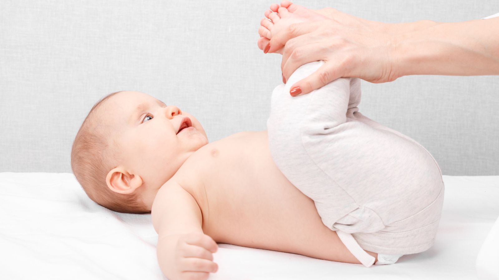 Osteópata movilizando las piernas de un bebé