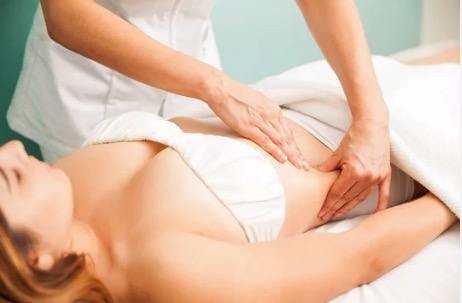 Fisioterapeuta realizando drenaje linfático manual en el abdomen