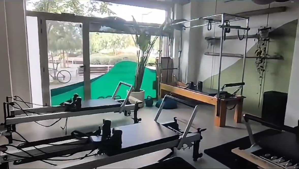 Sala de pilates con máquinas reformer de The Kine Hub