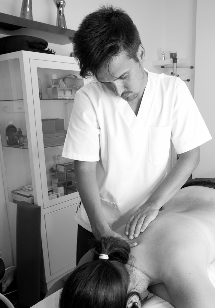 Fisioterapeuta de The Kine Hub tratando la zona cervical de un paciente, fotografía en blanco y negro