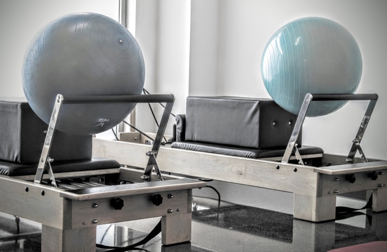 Máquina reformer con fitball en la sala de pilates de The Kine Hub