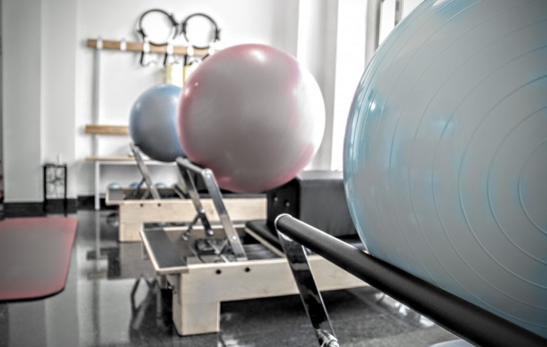 Máquinas reformer y fitballs en la sala de pilates de The Kine Hub