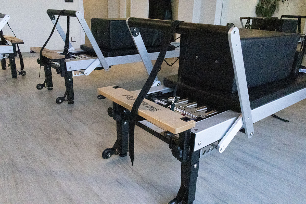 Máquinas reformer alineadas en la sala de pilates de The Kine Hub
