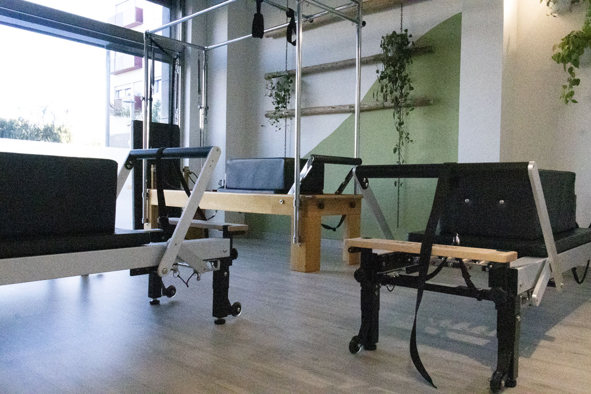 Sala de pilates con máquinas reformer de The Kine Hub