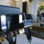 Detalle de una máquina reformer en la sala de pilates de The Kine Hub