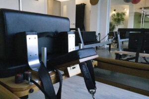 Detalle de una máquina reformer en la sala de pilates de The Kine Hub