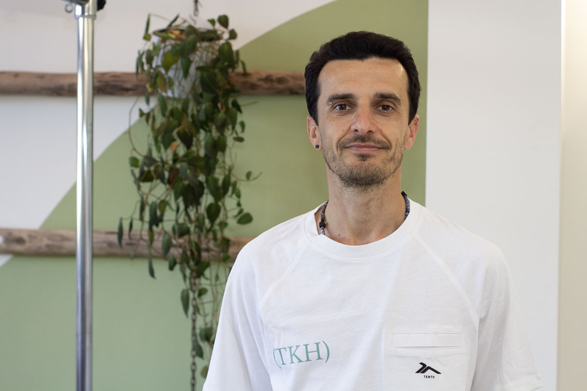 Alberto Tura, fisioterapeuta, acupuntor e instructor de pilates de The Kine Hub Barcelona