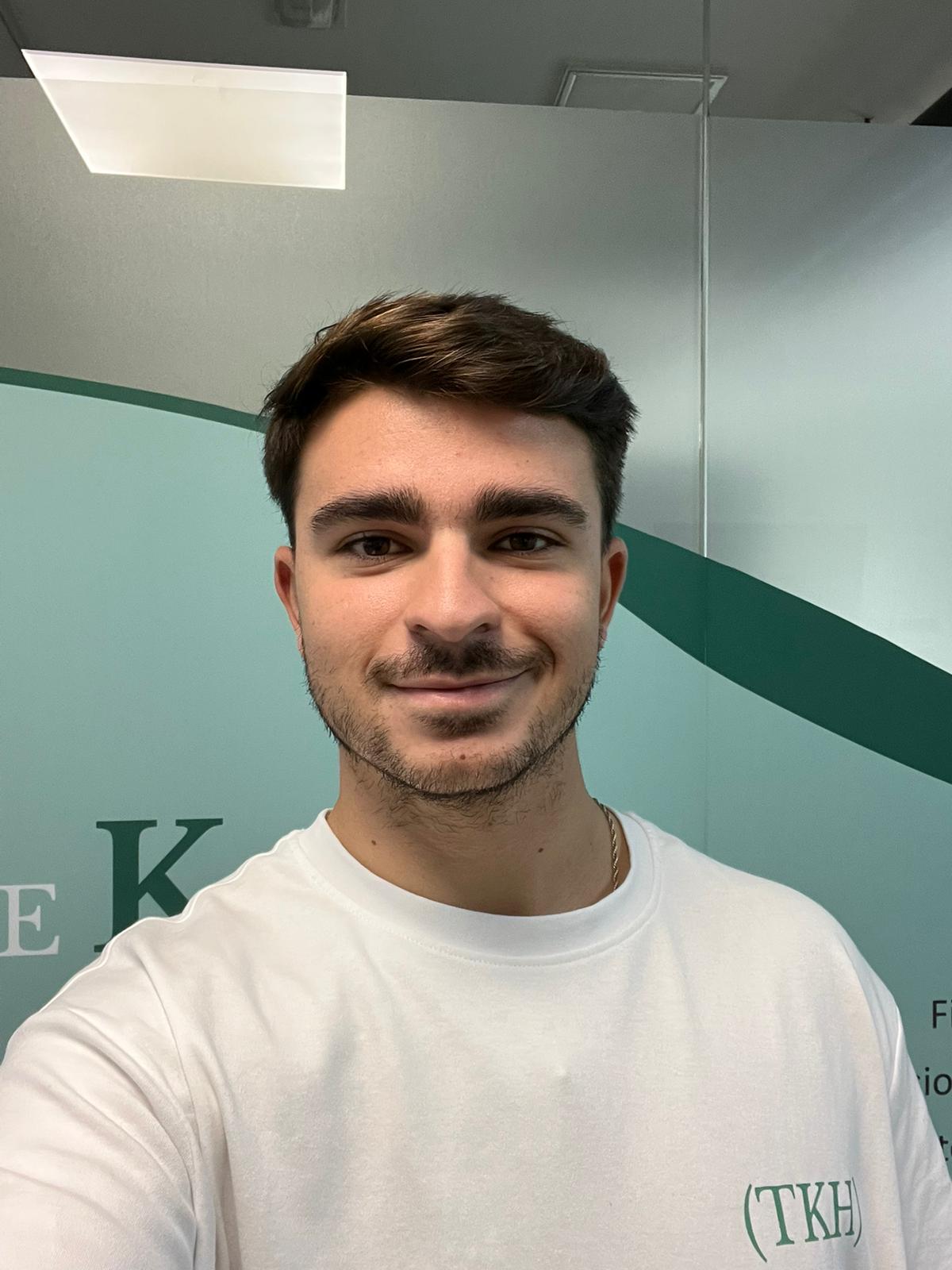 Santiago Caja, fisioterapeuta e instructor de pilates de The Kine Hub Madrid