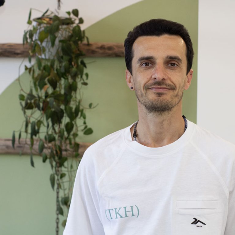 Alberto Tura, fisioterapeuta, acupuntor e instructor de pilates de The Kine Hub Barcelona