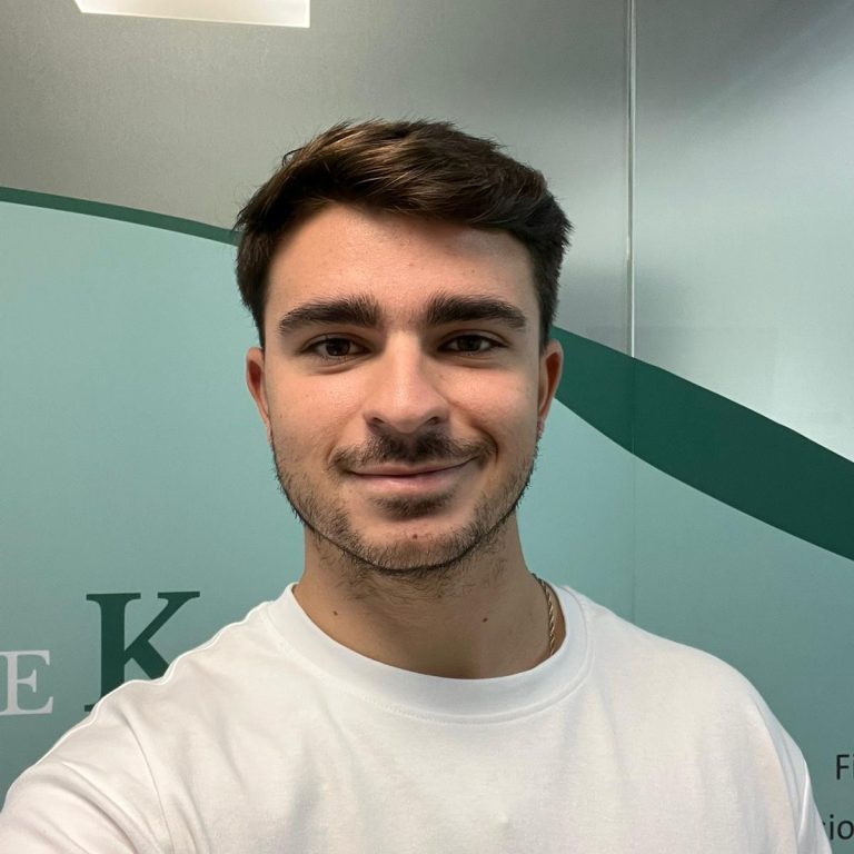 Santiago Caja, fisioterapeuta e instructor de pilates de The Kine Hub Madrid
